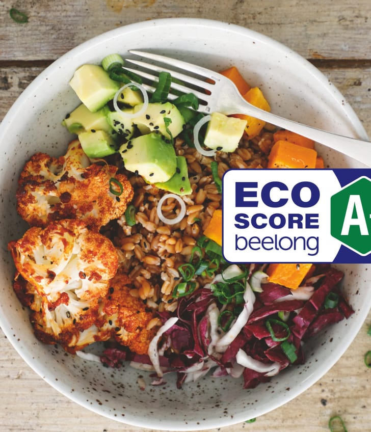 Schüssel mit Salat, Gemüsen und Eco Score A+ Logo.