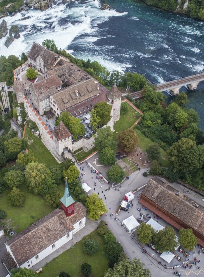 Luftaufnahme von Schloss und Rheinfall in der Schweiz.