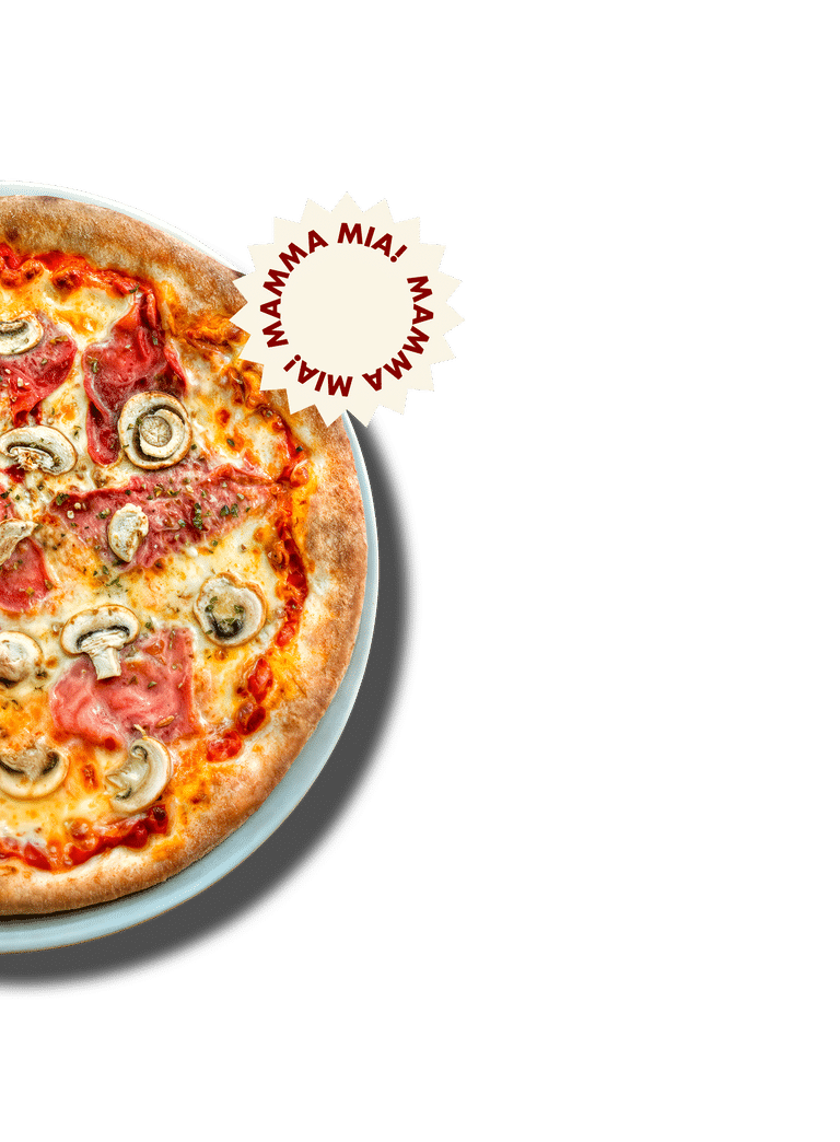 Pizza mit Pilzen und Schinken auf weissem Hintergrund.