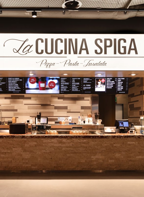 Italienisches Restaurant mit Schriftzug La Cucina Spiga, Pizza, Pasta, Insalata.