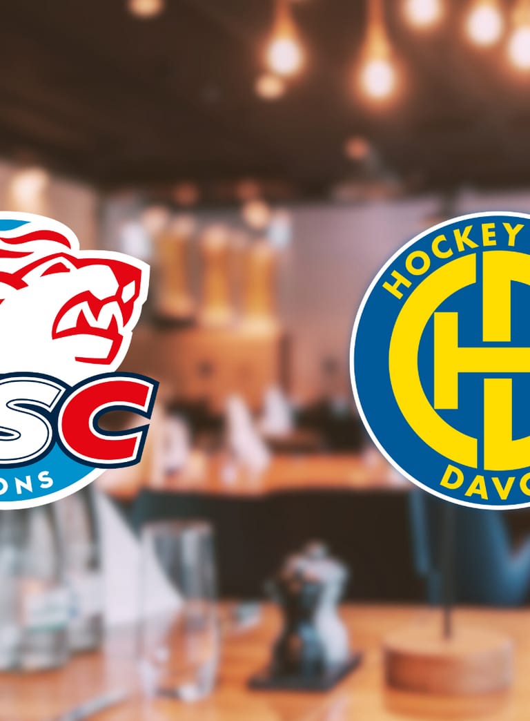 Logos der ZSC Lions und HC Davos in einem Restaurant.