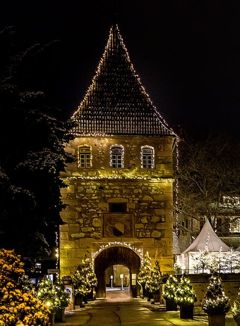 Schloss Laufen am Rheinfall mit der Winterbeleuchtung