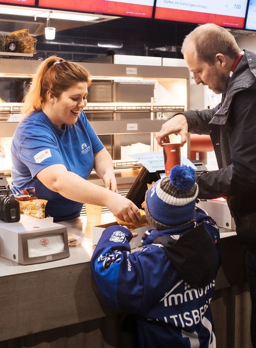 Essensausgabe an der Foodbox bei der ZSC Lions Gastronomie