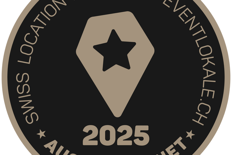 Rundes Abzeichen mit Stern und Schrift Swiss Location Award 2025 ausgezeichnet.