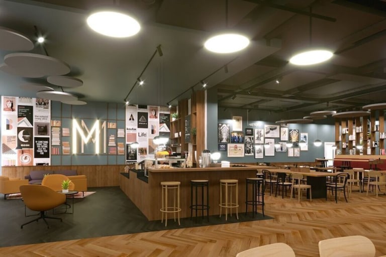 Modernes Cafe mit Holzböden und Leuchtreklamen.