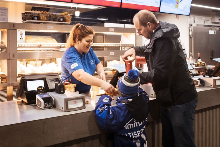 Essensausgabe an der Foodbox bei der ZSC Lions Gastronomie