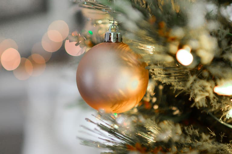 Nahaufnahme einer Weihnachtskugel am Baum.