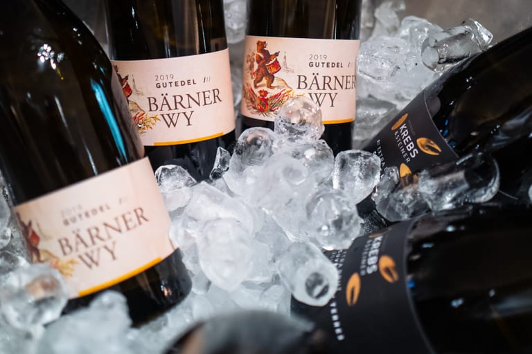 Weinflaschen auf Eis in einem Eiskübel.