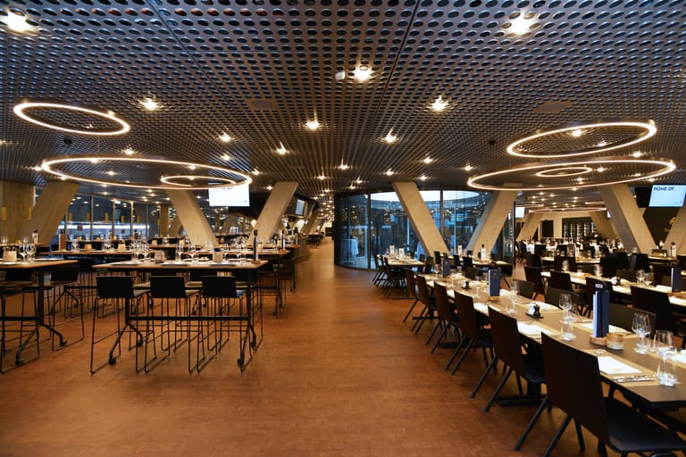 Moderne Restaurantinnenraum mit Tischen und Stühlen.