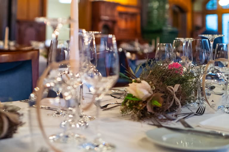 Elegant gedeckter Tisch in einem stilvollen Restaurant.