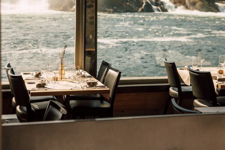 Ein Restauranttisch mit Blick auf einen Fluss.