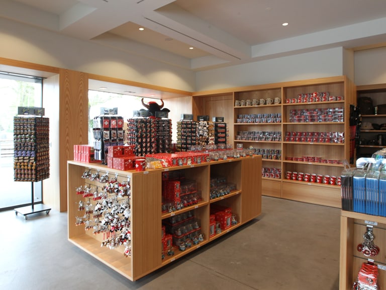 Souvenirladen mit Regalen voller Artikel und Tageslicht.",