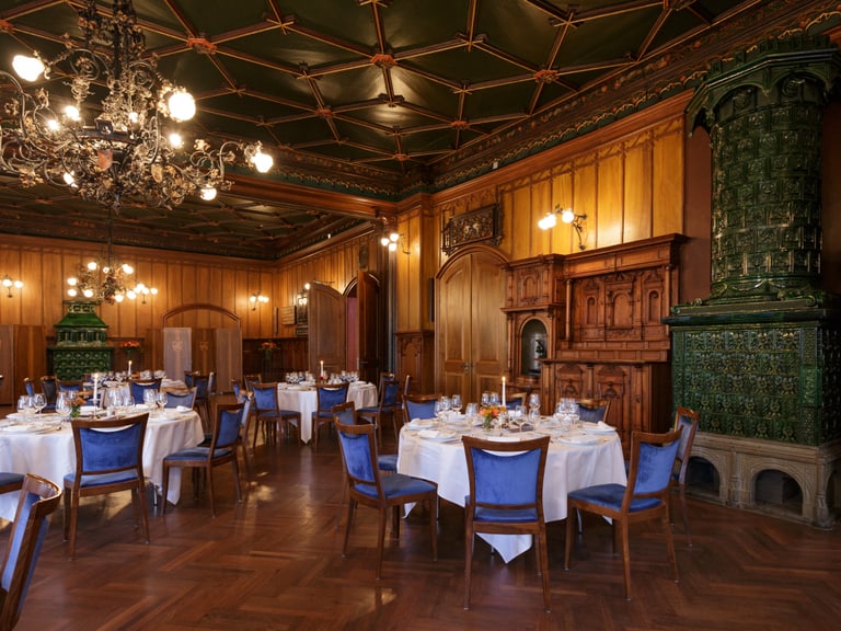 Elegantes Restaurant mit Holzmöbeln und runden Tischen, grüne Kachelofenwand.