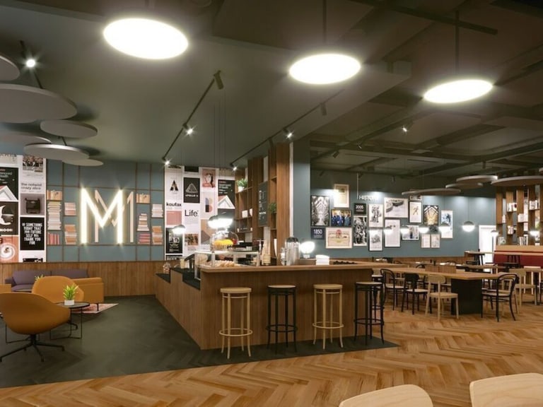 Modernes Cafe mit Holzböden und Leuchtreklamen.