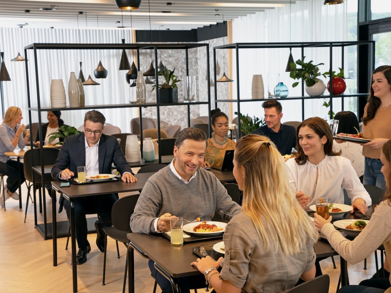 Menschen, die in einem modernen Restaurant essen.