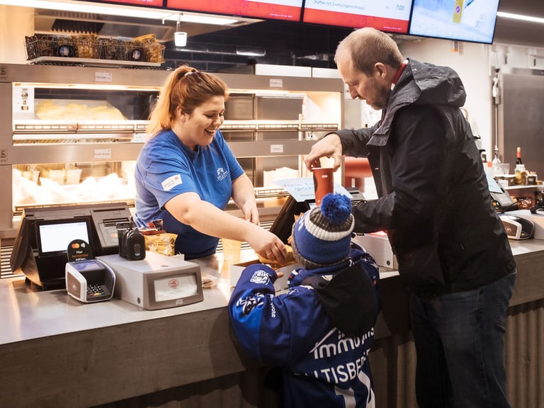 Essensausgabe an der Foodbox bei der ZSC Lions Gastronomie