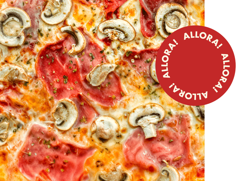 Nahaufnahme einer Pizza mit Pilzen und Schinken.