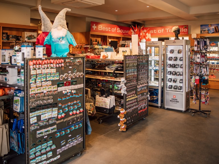 Souvenirgeschäft mit verschiedenen Artikeln und Dekorationen.