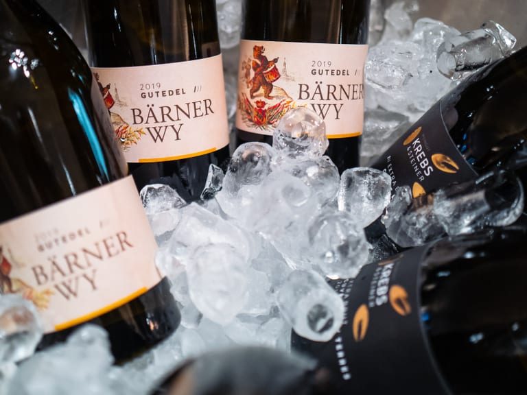 Weinflaschen auf Eis in einem Eiskübel.