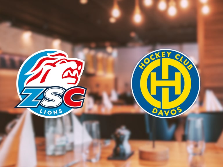 Logos der ZSC Lions und HC Davos in einem Restaurant.