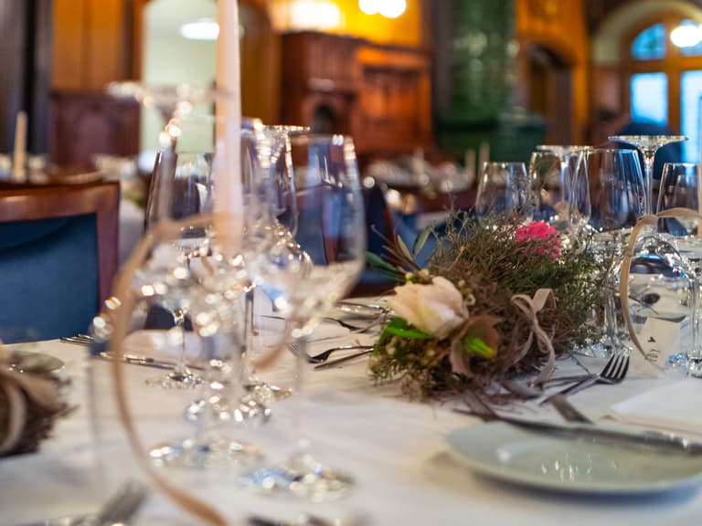 Elegant gedeckter Tisch in einem stilvollen Restaurant.