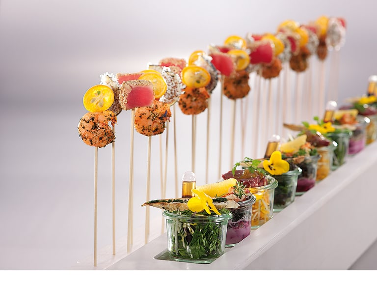 Verschiedene Häppchen auf Spiessen und in Gläsern serviert.