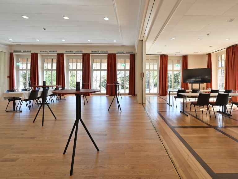 Leerer Konferenzraum mit Fenstern und Vorhängen.