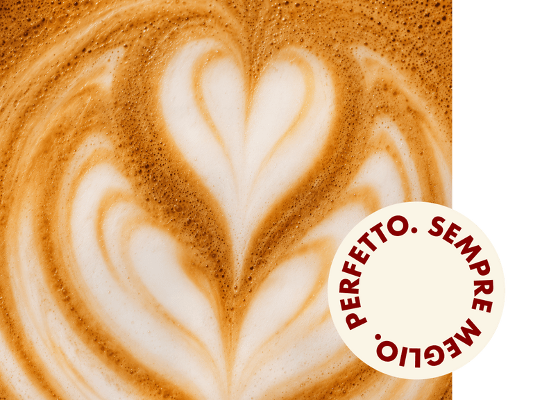 Nahaufnahme von Latte Art mit Herzmuster auf Kaffee.