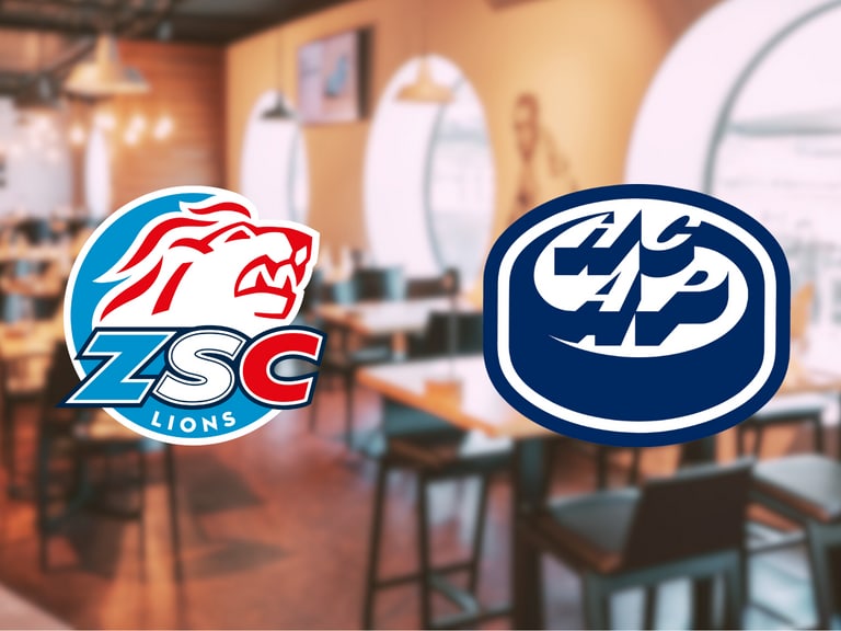 Verschwommenes Café mit zwei grossen Logos überlagert.