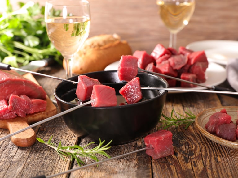 Fondue Chinoise serviert auf einem holzigen Tisch