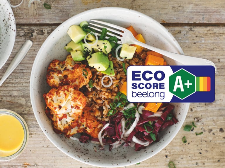 Schüssel mit Salat, Gemüsen und Eco Score A+ Logo.