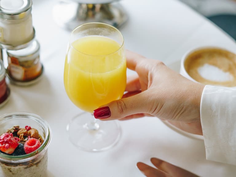 Brunch mit Gipfeli, Saft und Kaffee.