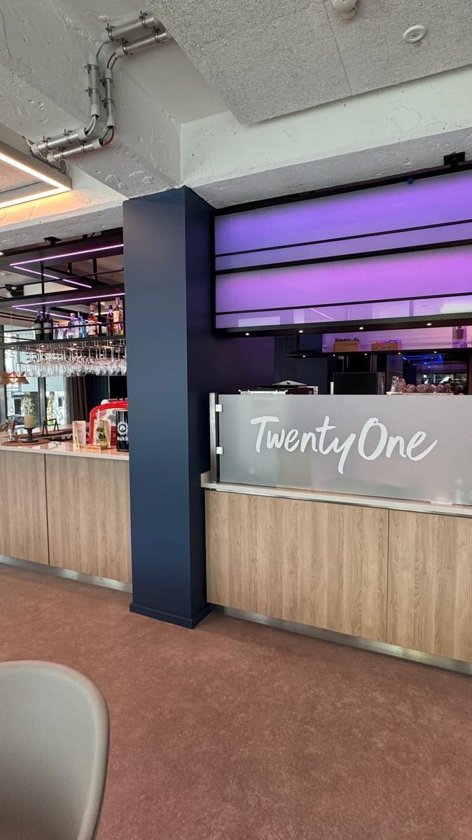 Moderne Caf33;-Bar mit Theke und Sitzbereich.