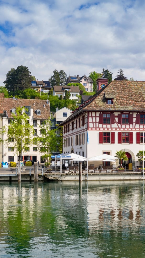 Altstadt von Schaffhausen mit Wasserreflexionen.